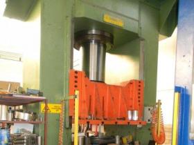 PRESSA IDRAULICA 300 TON