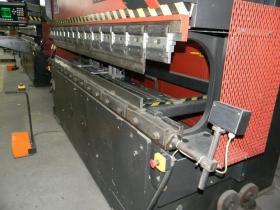 Pressa piegatrice Schiavi HFB100-30 con CNC Sirio a 4