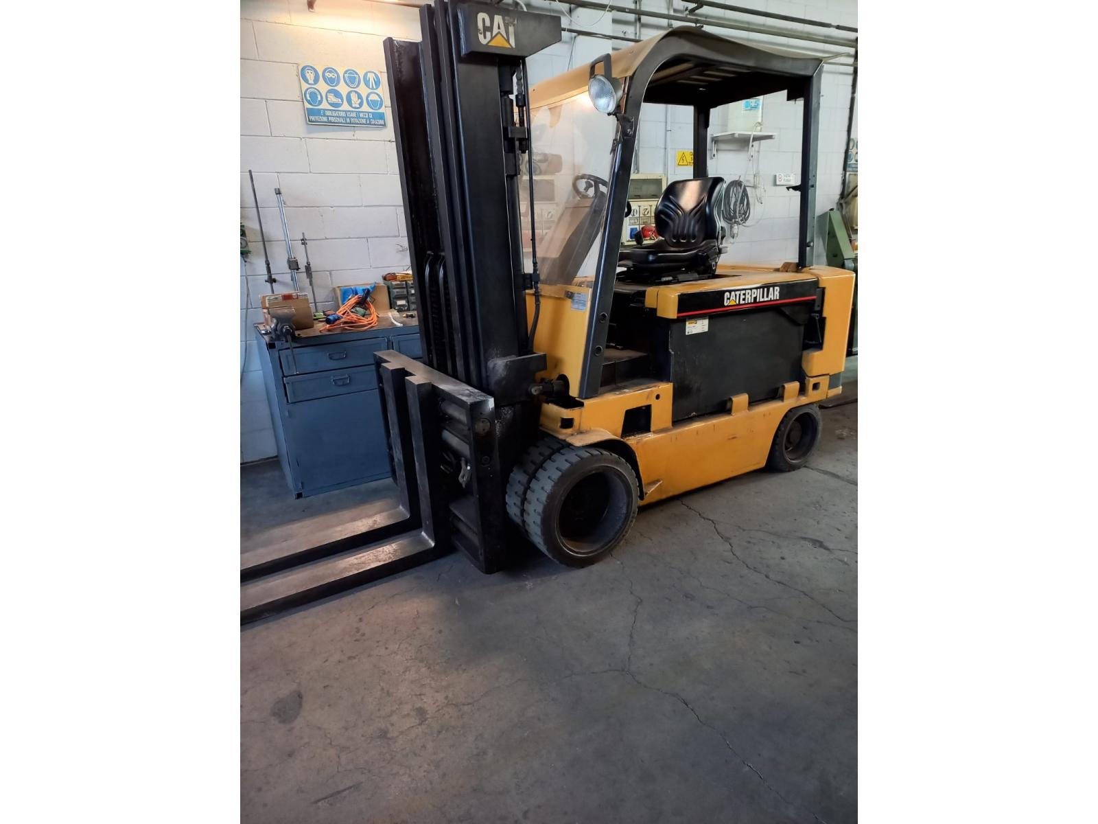 CARRELLO CATERPILLAR 50 Q.LI ELETTRICO TRIPLEX