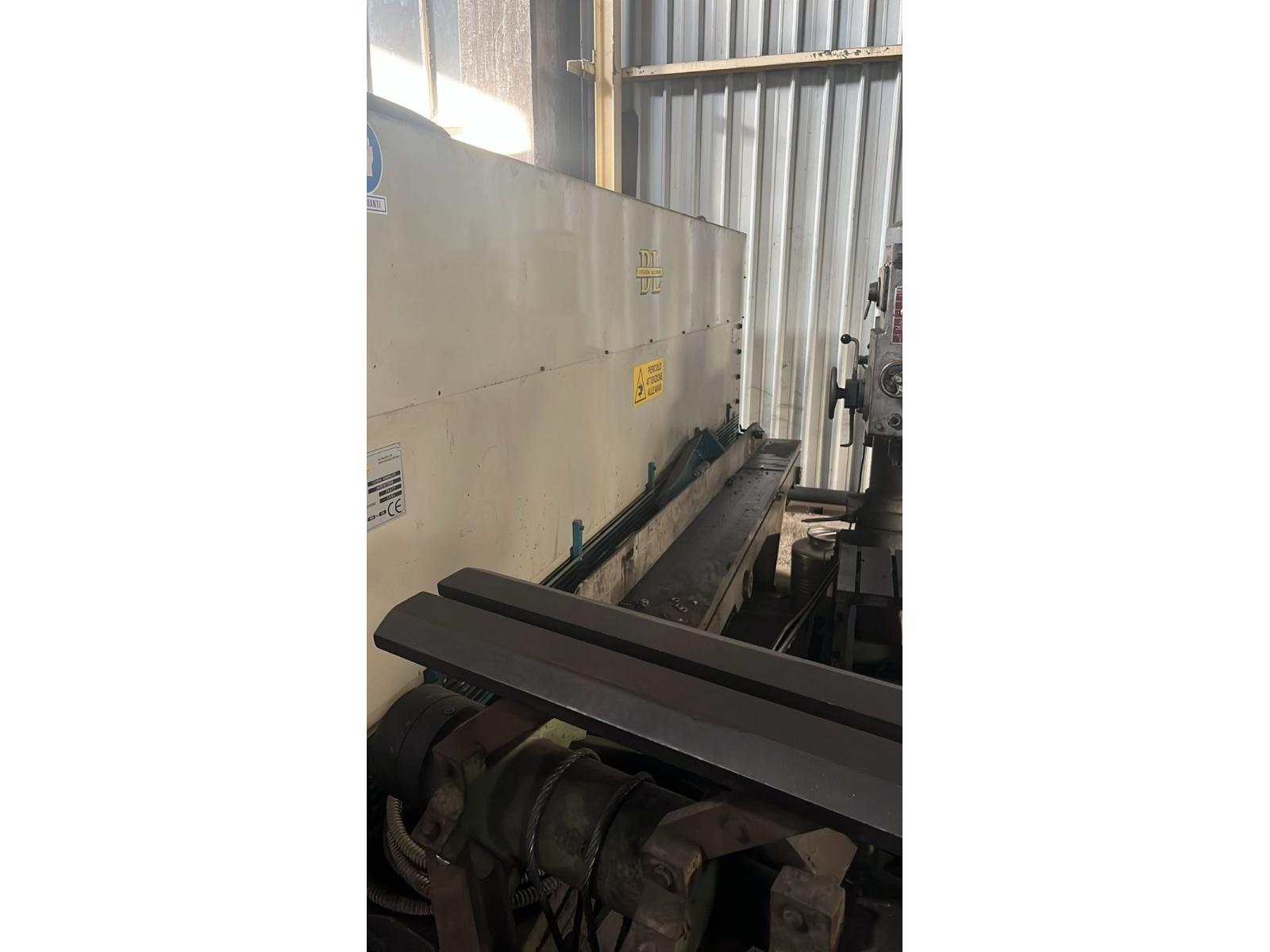 CESOIA idraulica / a ghigliottina del marchio BL. (Modello BL 3050 x 5/7).