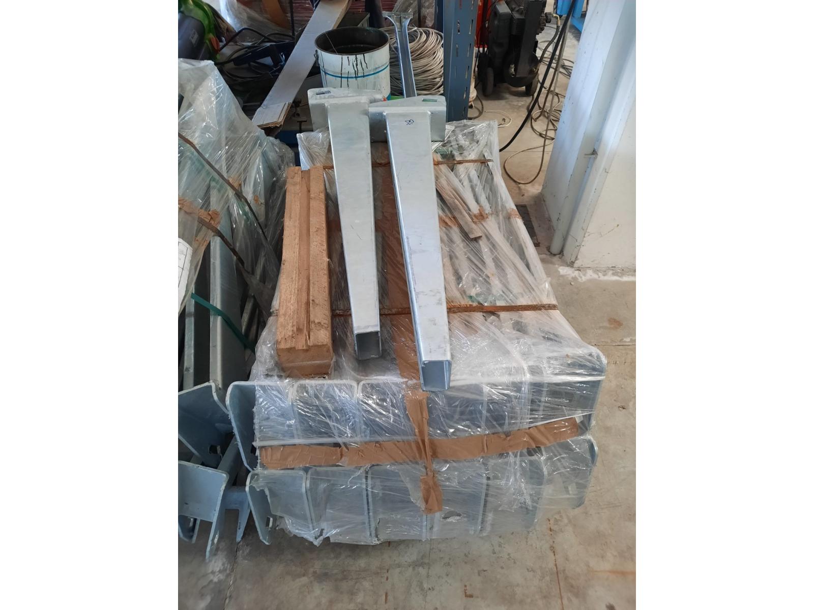 36 colonne cantilever bifronte h 5000 mm con basi 1000+1000