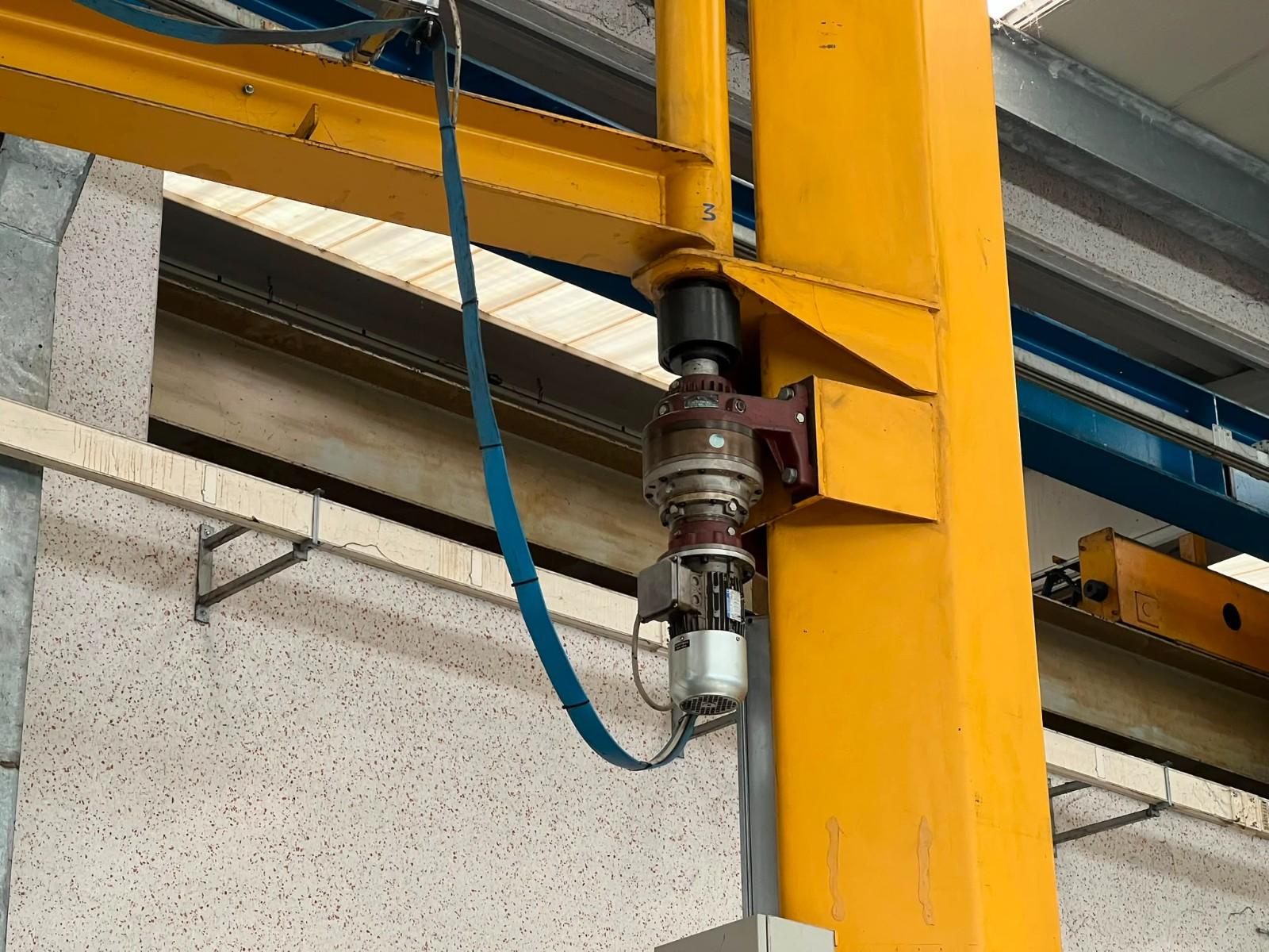 Gru a bandiera omis 1500 kg con rotazione motorizzata