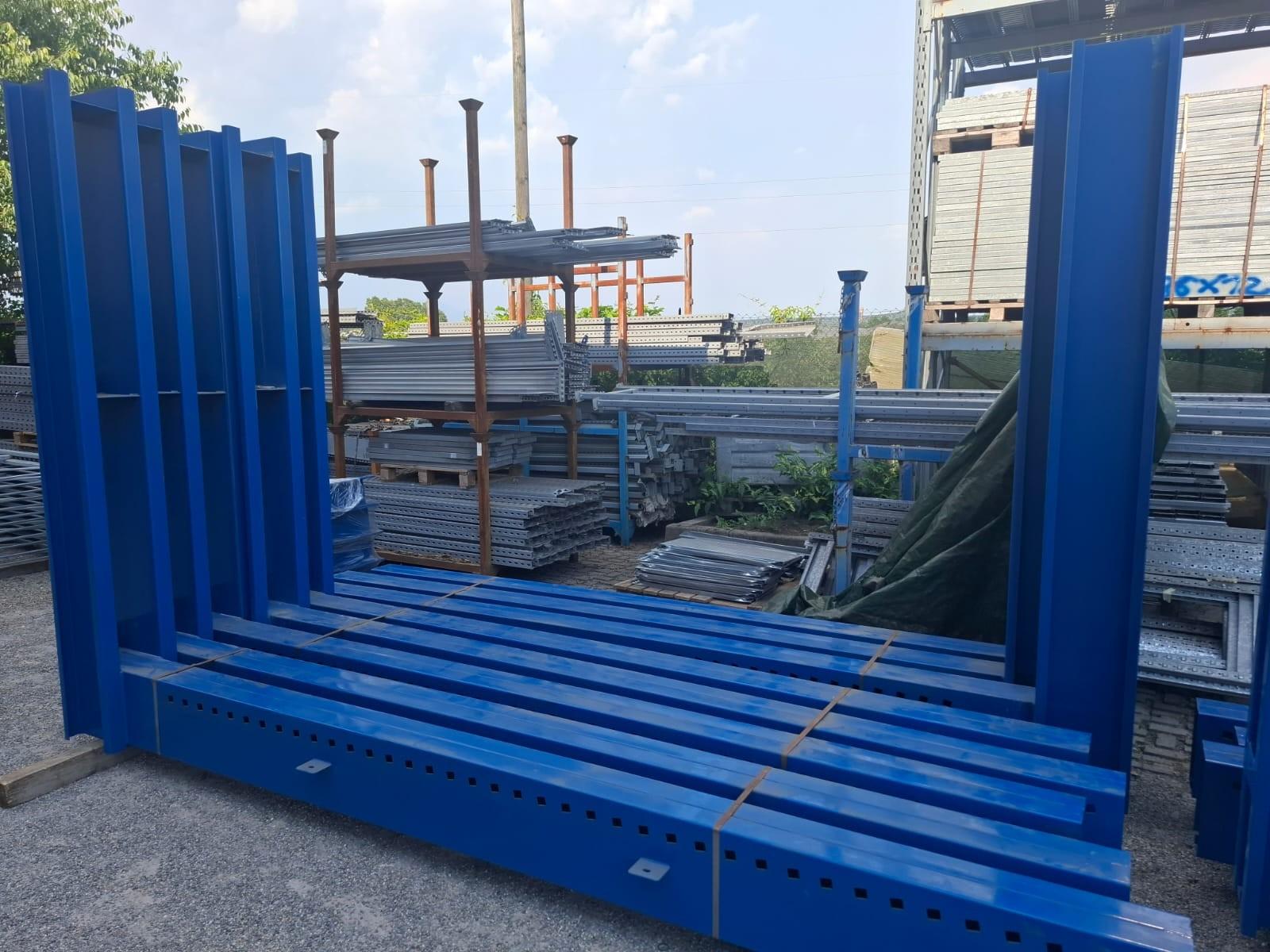 N. 17 piantane ht 3500