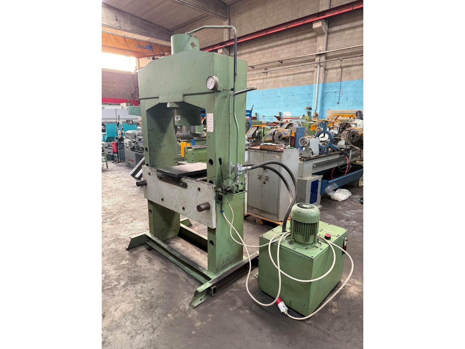 PRESSA IDRAULICA 150 TON