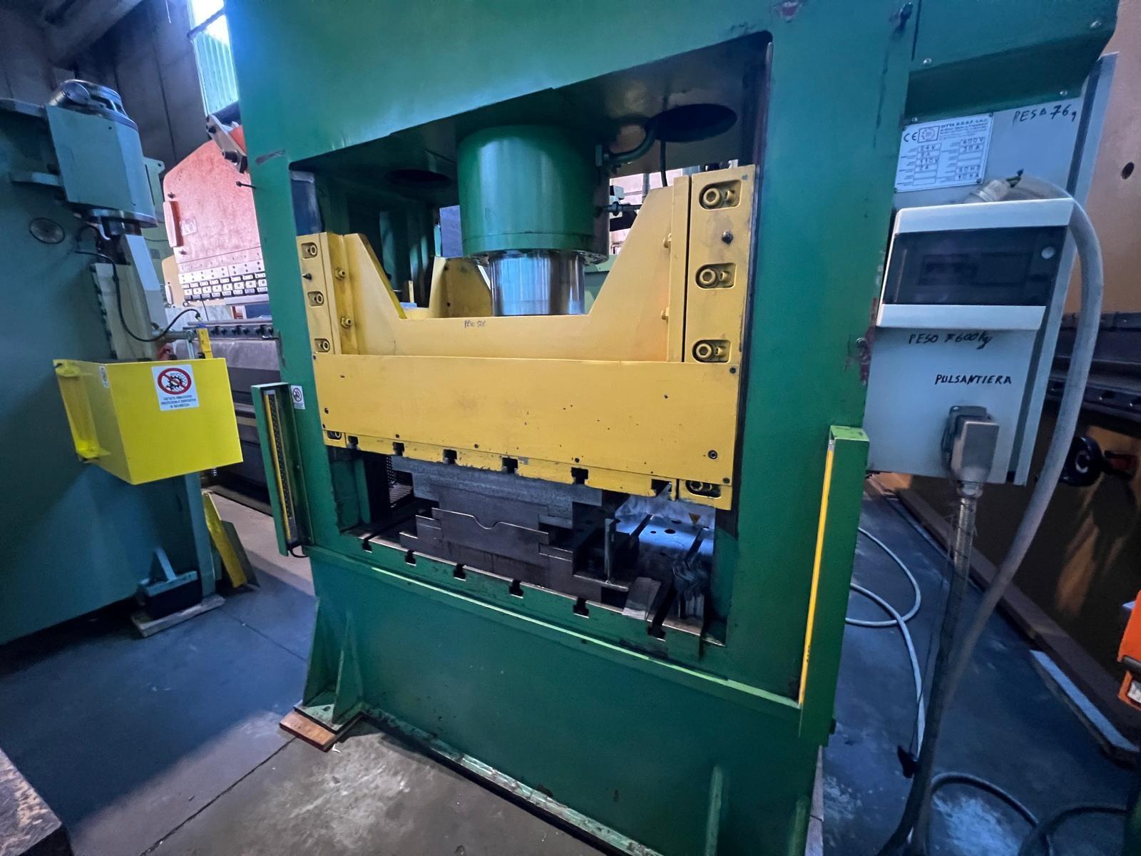 PRESSA IDRAULICA NAVA A 2 SPALLE DA 200 TON