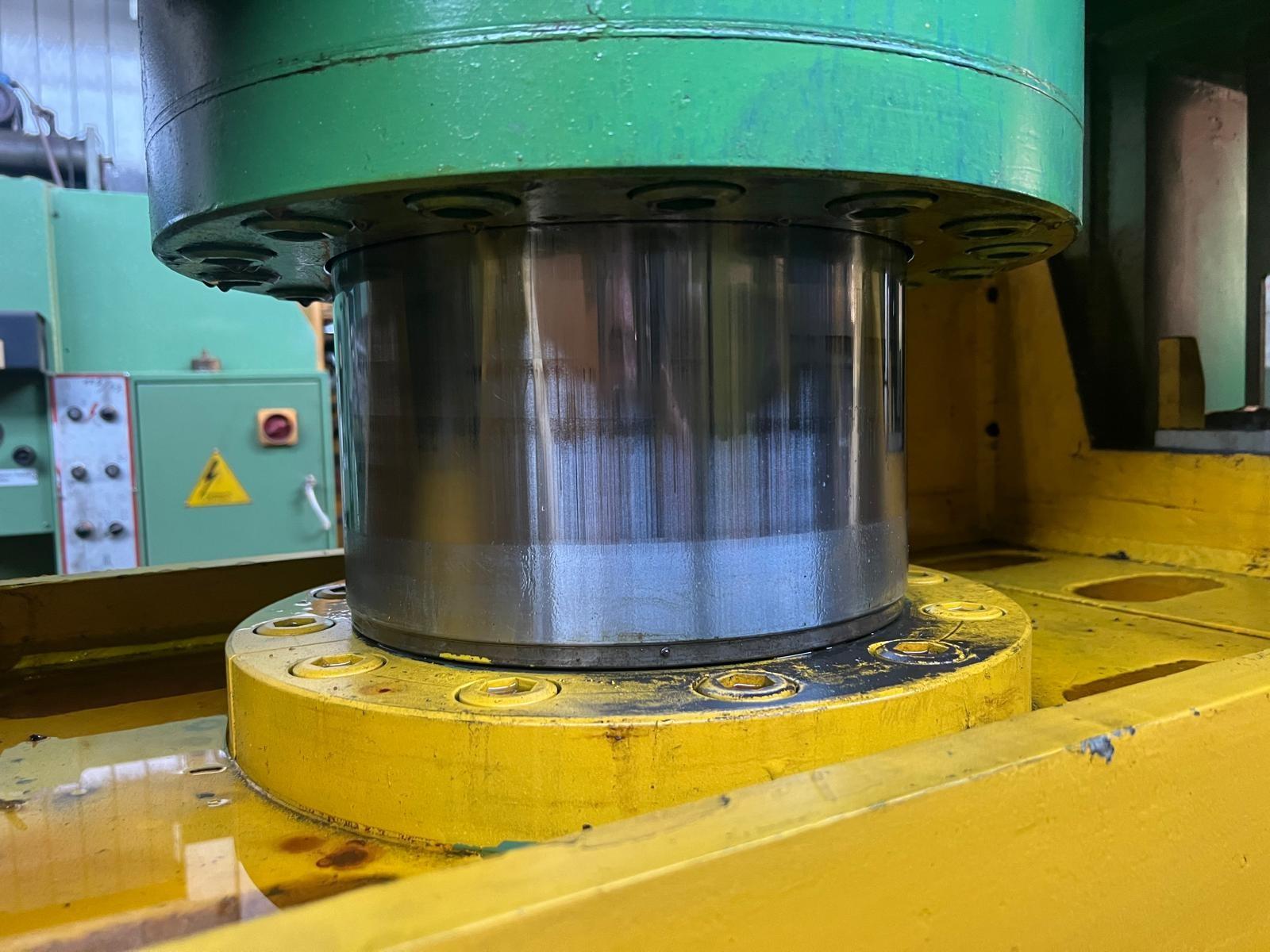 PRESSA IDRAULICA NAVA A 2 SPALLE DA 200 TON