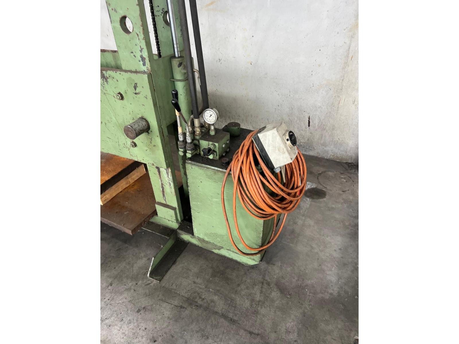 Pressa idraulica Sicmi con pistone mobile 100 ton