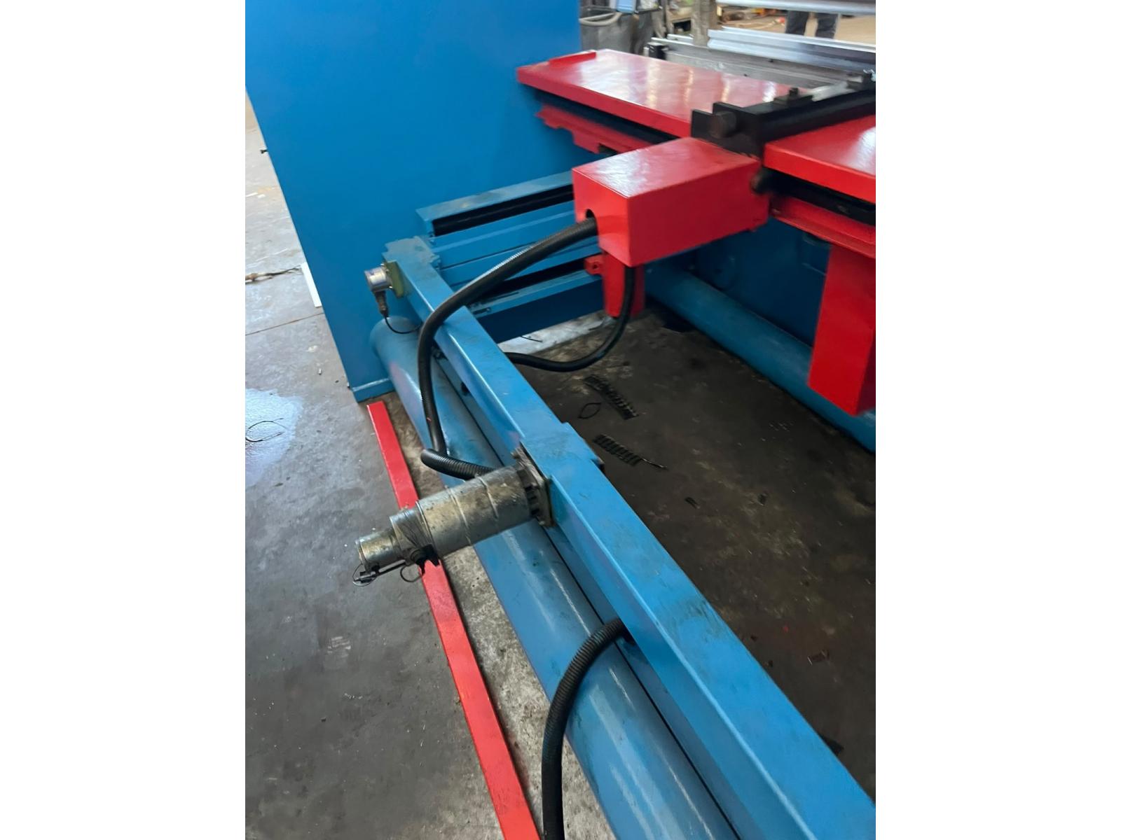 PRESSA PIEGATRICE FUTURA 125 TON