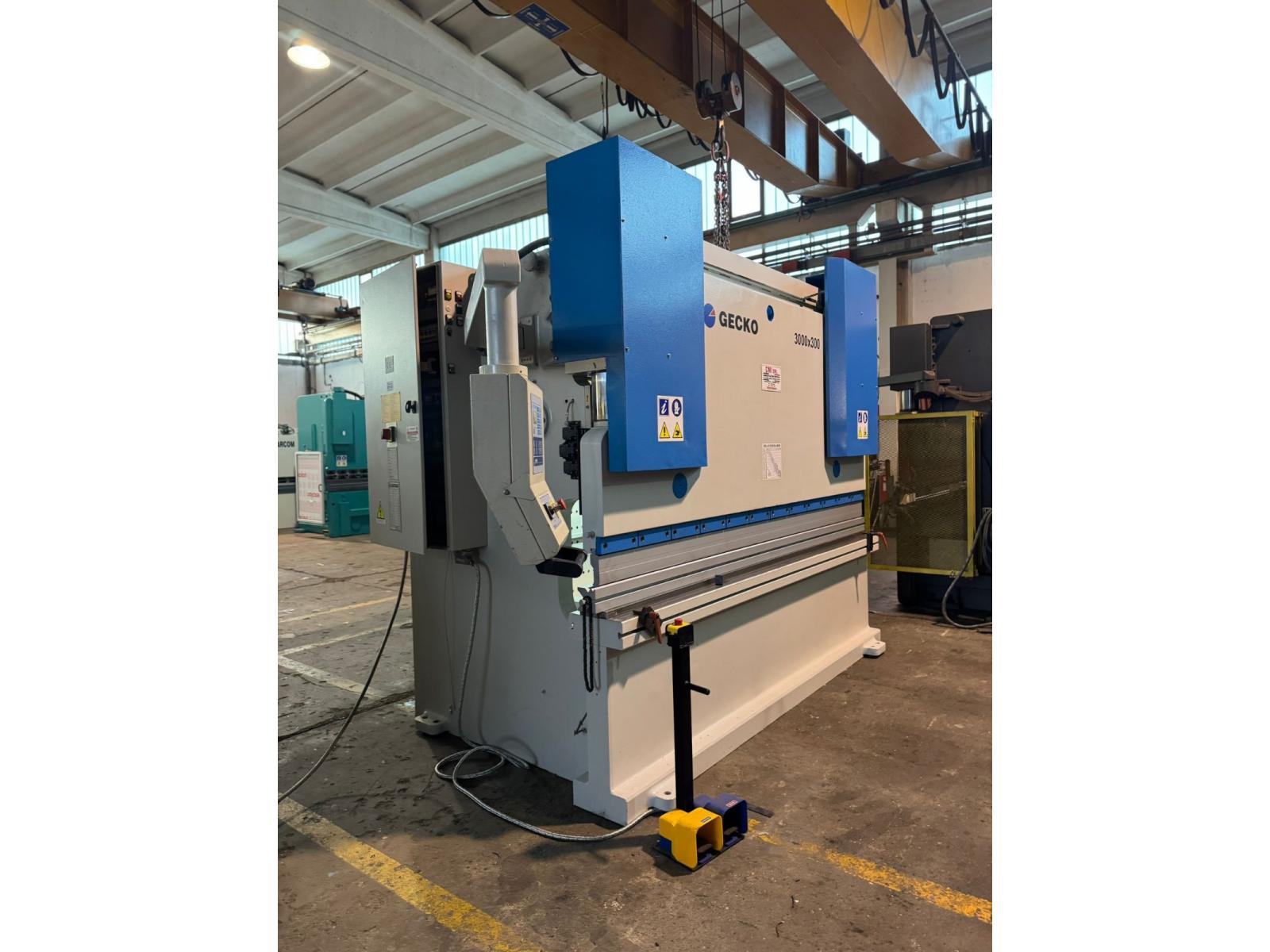 PRESSA PIEGATRICE GEKO  3000x300 TON