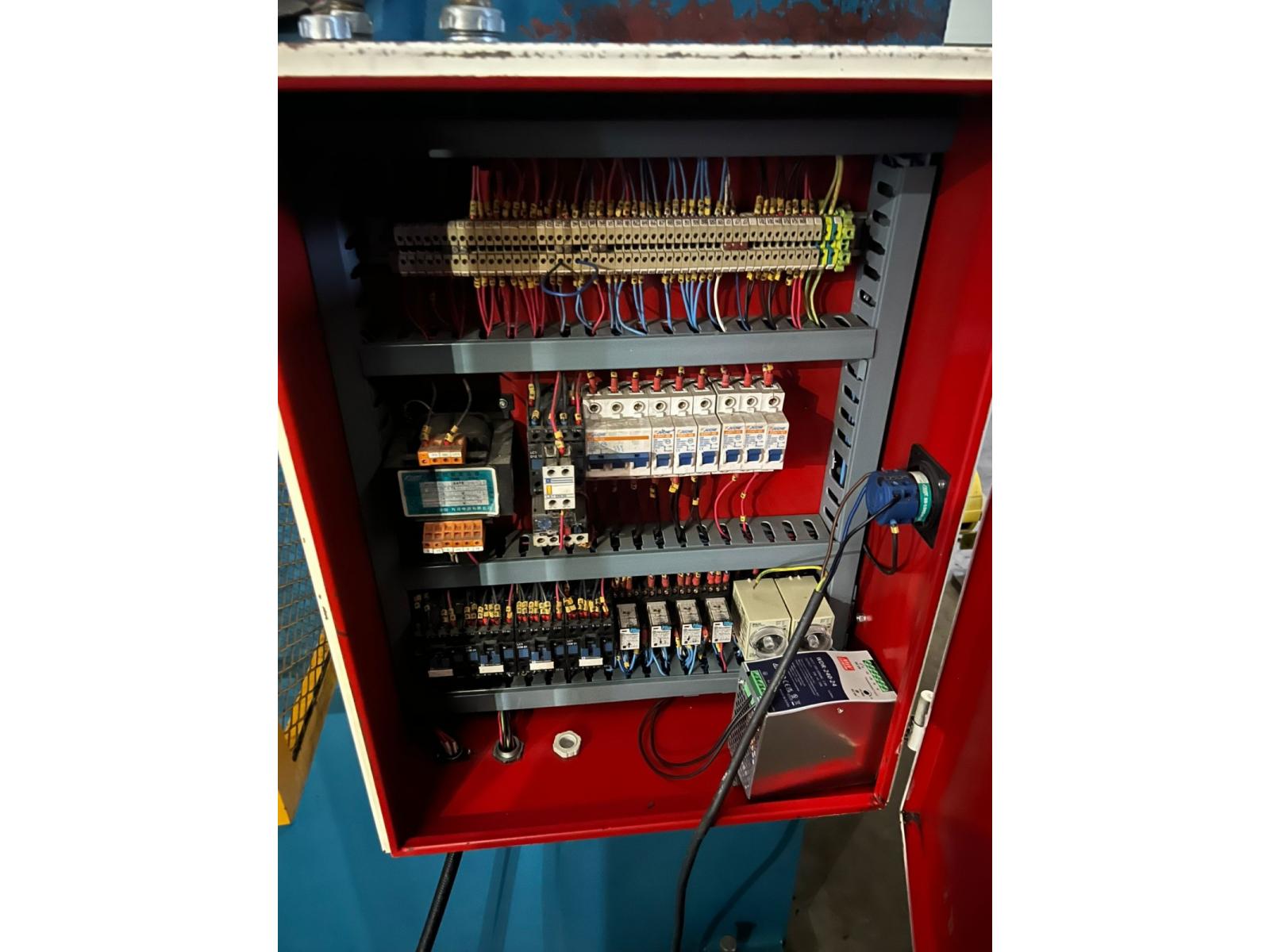 PRESSA PIEGATRICE MAFAT