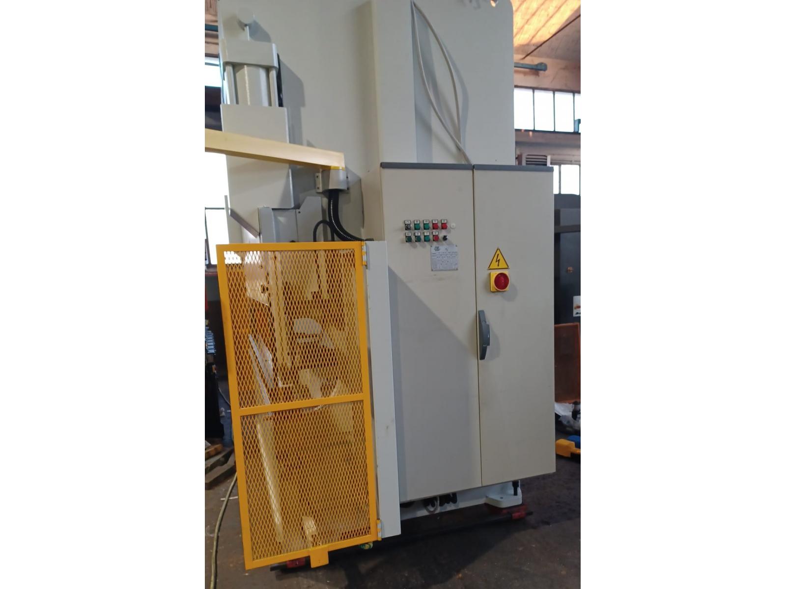 PRESSA PIEGATRICE SYNCRO CBC 3000×130TON