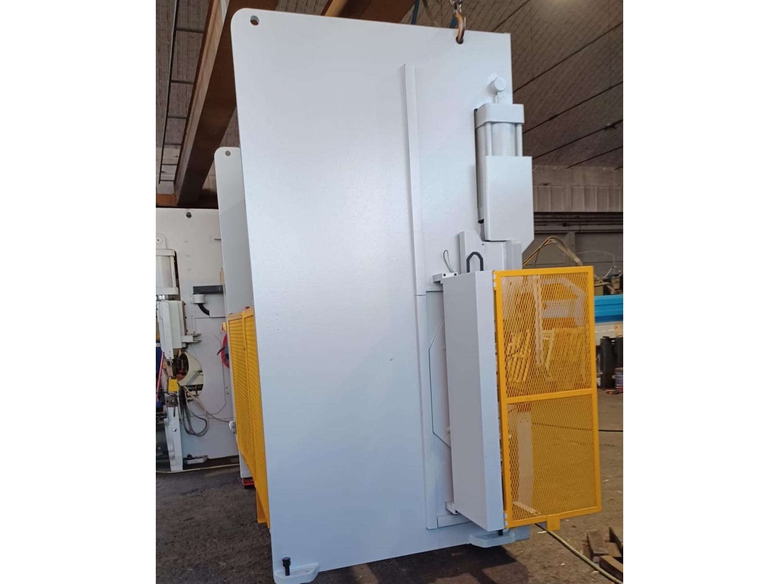 PRESSA PIEGATRICE SYNCRO CBC 3000×130TON