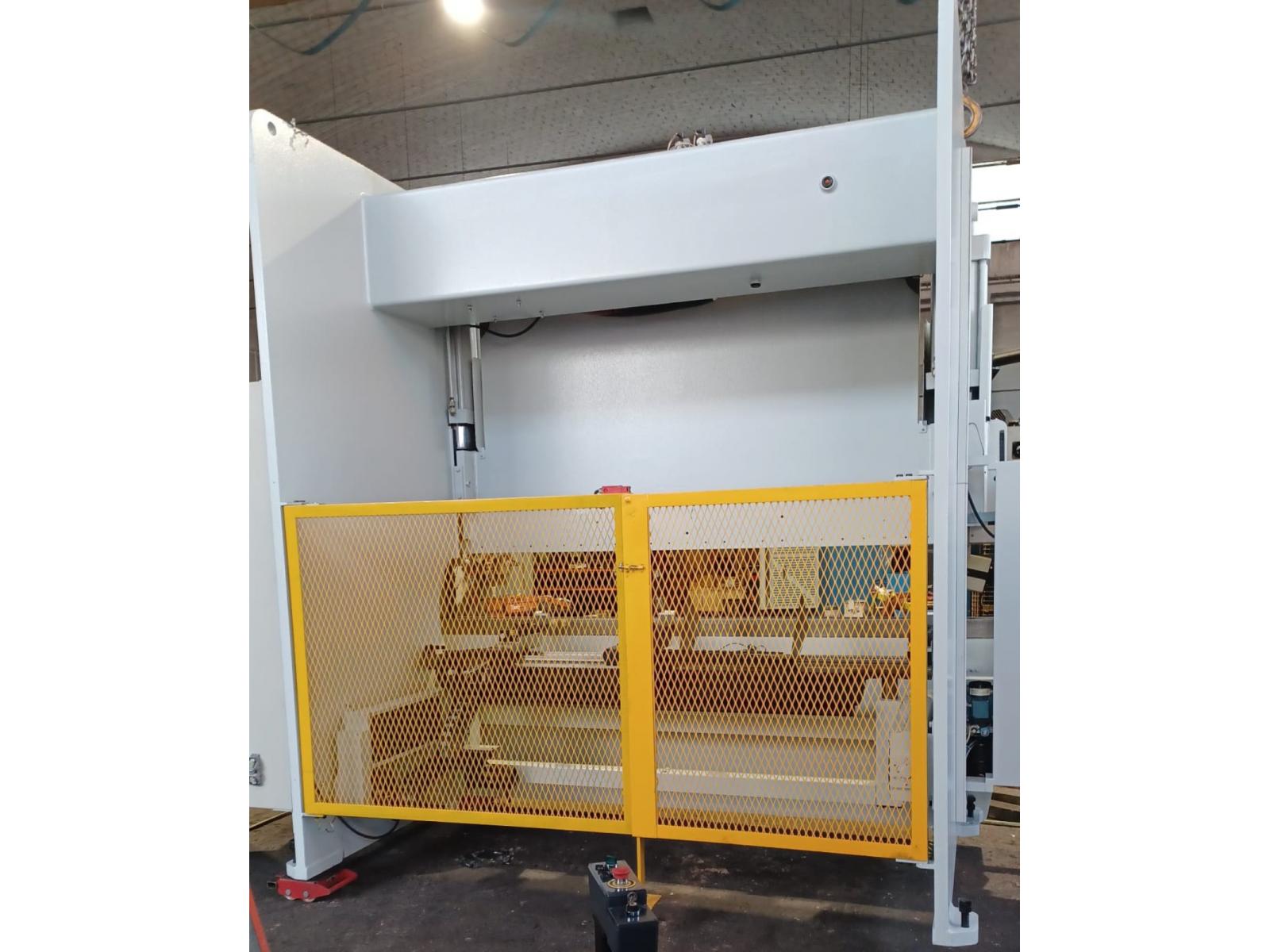 PRESSA PIEGATRICE SYNCRO CBC 3000×130TON